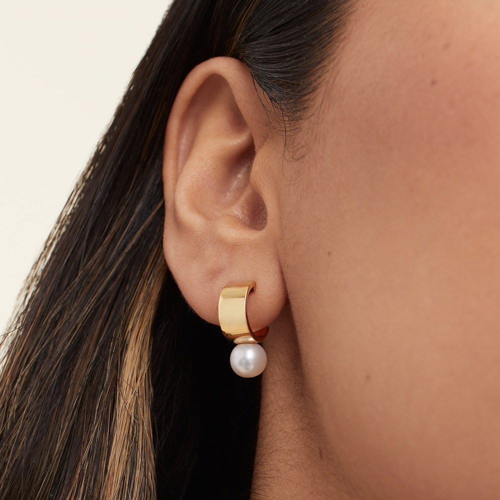 Mejuri Bold Pearl Huggies - Gold Vermeil