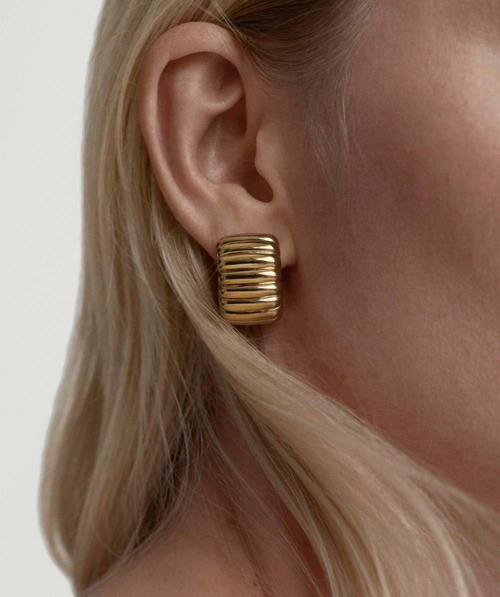 Mejuri Wide Charlotte Hoops - Gold Vermeil